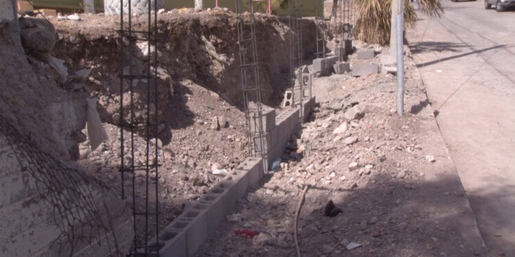 Protestan padres por obra inconclusa en escuela Eva Garrido