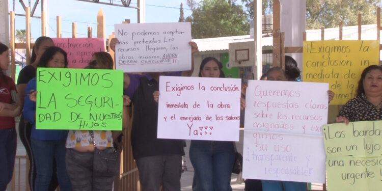Protestan padres por obra inconclusa en escuela Eva Garrido