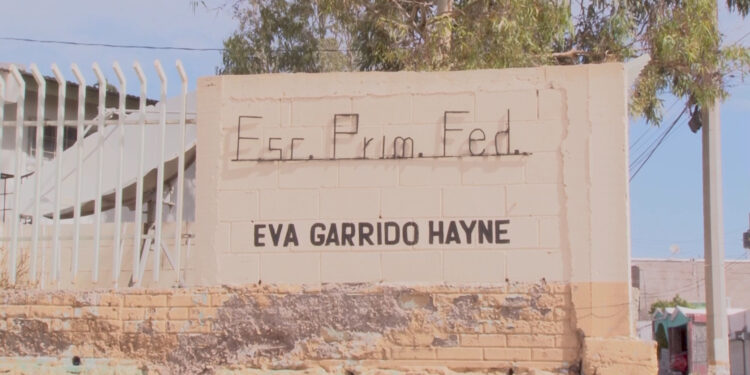 Protestan padres por obra inconclusa en escuela Eva Garrido