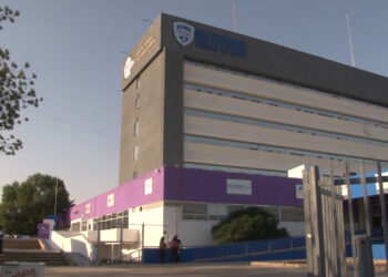 Trabajador resulta gravemente herido tras caída de letrero en hospital