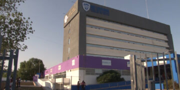 Trabajador resulta gravemente herido tras caída de letrero en hospital