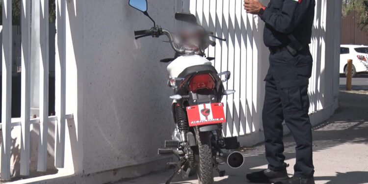 Choca abuelito contra barda de parque en Delicias