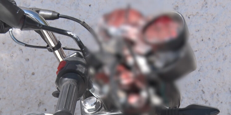 Choca abuelito contra barda de parque en Delicias