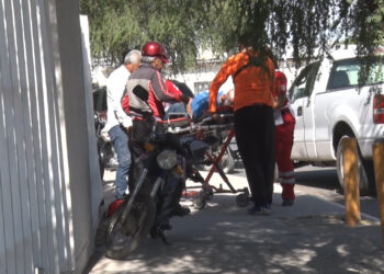 Choca abuelito contra barda de parque en Delicias