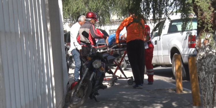 Choca abuelito contra barda de parque en Delicias