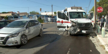 Ambulancia de la Cruz Roja involucrada en choque múltiple en Cuauhtémoc