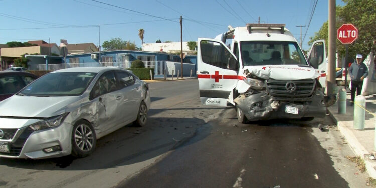 Ambulancia de la Cruz Roja involucrada en choque múltiple en Cuauhtémoc