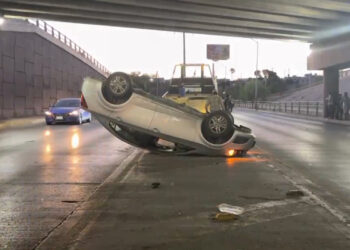 Vuelca debajo del puente del Ortiz Mena y Cantera