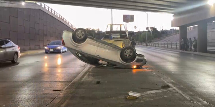 Vuelca debajo del puente del Ortiz Mena y Cantera