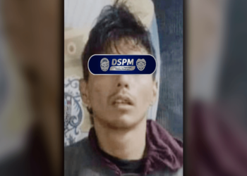 Atacó a policía con arma blanca durante detención