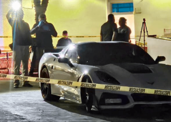 Balearon a pareja a bordo de Corvette cerca de La Hacienda