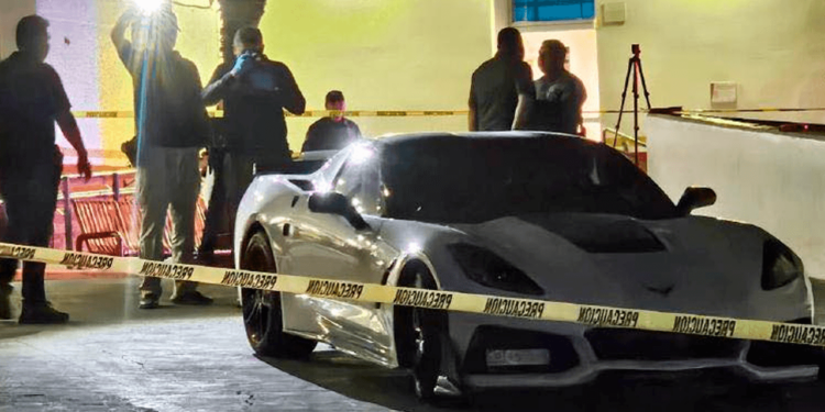 Balearon a pareja a bordo de Corvette cerca de La Hacienda