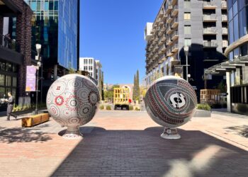 Exhiben Esferas Monumentales en Distrito Uno