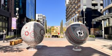 Exhiben Esferas Monumentales en Distrito Uno
