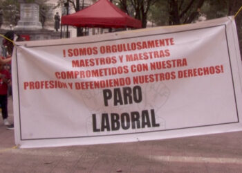 Maestros instalan plantón frente a Palacio de Gobierno