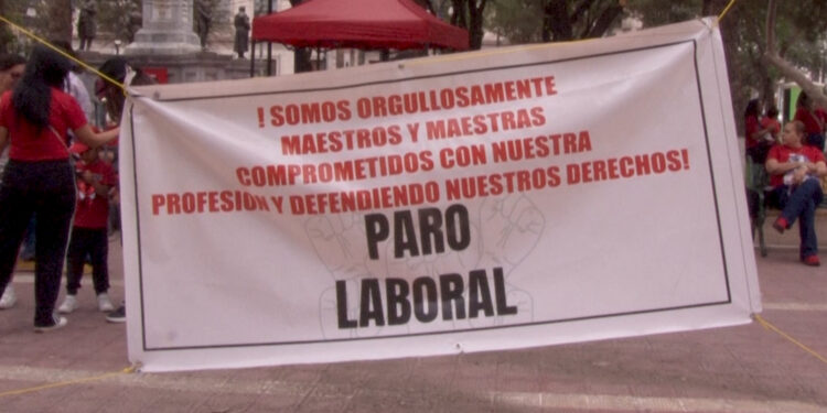 Maestros instalan plantón frente a Palacio de Gobierno