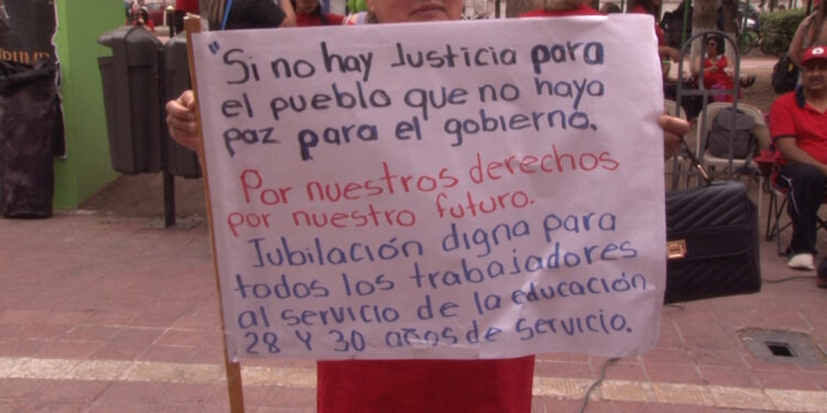 Maestros instalan plantón frente a Palacio de Gobierno