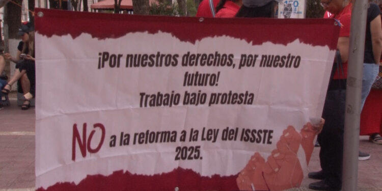 Maestros instalan plantón frente a Palacio de Gobierno
