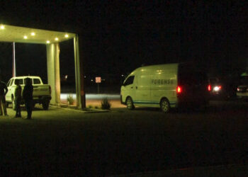 Mujer fallece tras resbalar y caer lavando su vehículo