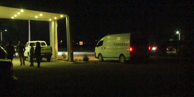 Mujer fallece tras resbalar y caer lavando su vehículo