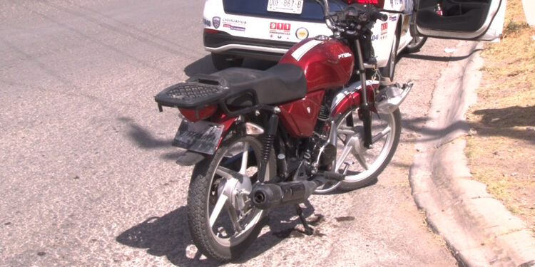 Motociclista sufre fractura tras choque en la colonia Quinta Real