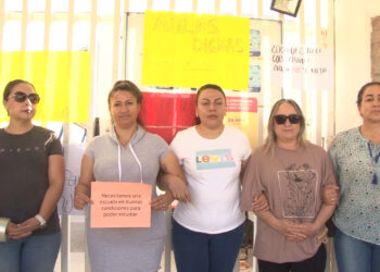 Padres y alumnos de la Secundaria Técnica 3020 exigen aulas dignas