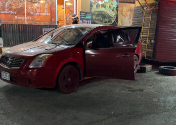 Omite alto y choca contra puesto de comida en el Centro