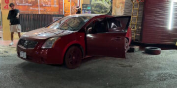 Omite alto y choca contra puesto de comida en el Centro