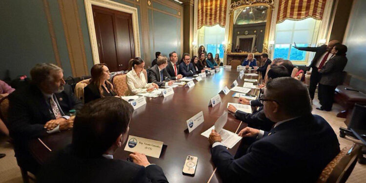 Senadores mexicanos rechazan impuesto a remesas en EE. UU.