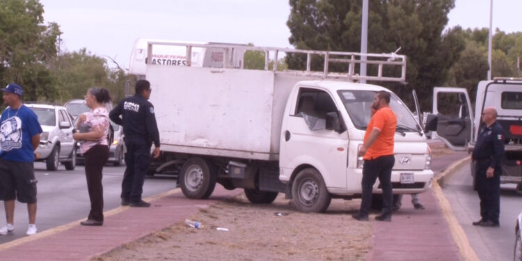 Carambola terminó en volcadura en la Vialidad Sacramento
