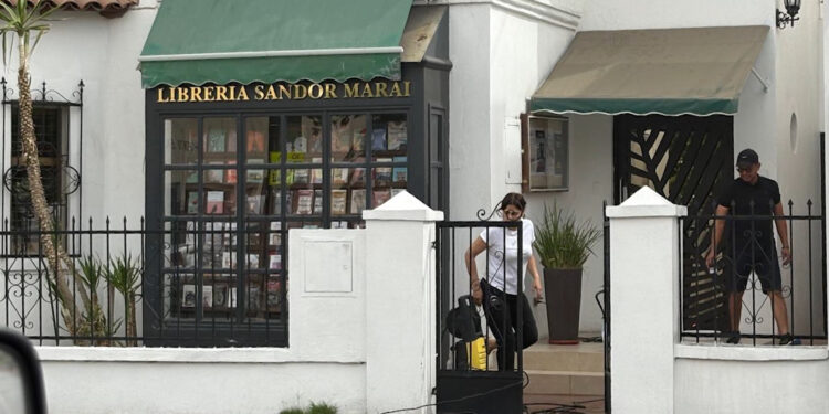 Multan librería de Javier Corral por desperdicio de agua