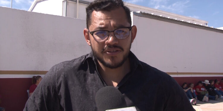 Maestros federales toman oficinas del SAT en protesta