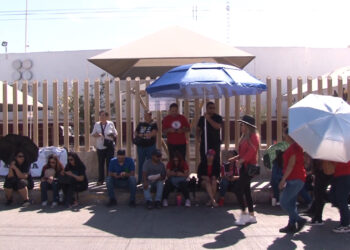 Maestros federales toman oficinas del SAT en protesta