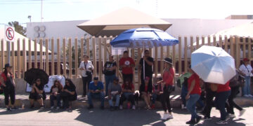 Maestros federales toman oficinas del SAT en protesta