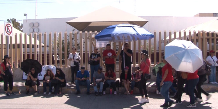 Maestros federales toman oficinas del SAT en protesta