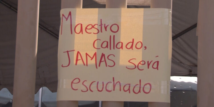 Maestros federales toman oficinas del SAT en protesta
