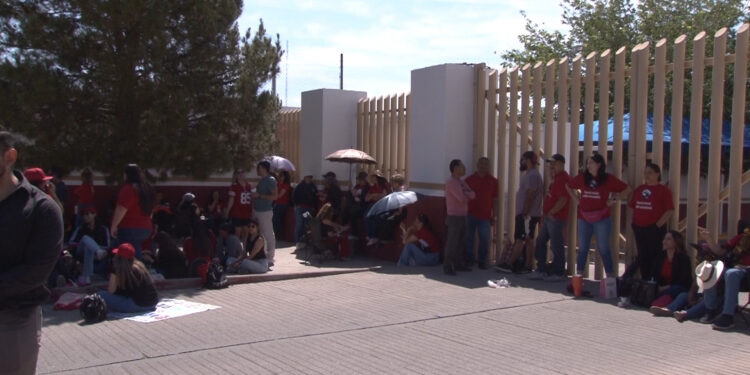 Maestros federales toman oficinas del SAT en protesta