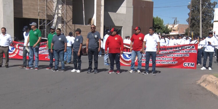 Trabajadores sindicalizados marchan en Delicias