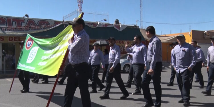 Trabajadores sindicalizados marchan en Delicias