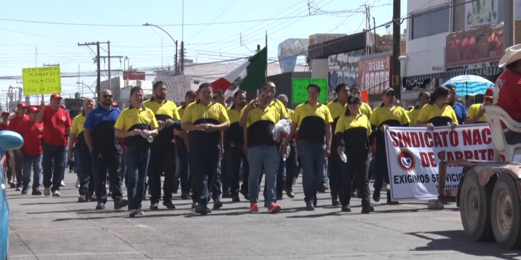 Trabajadores sindicalizados marchan en Delicias