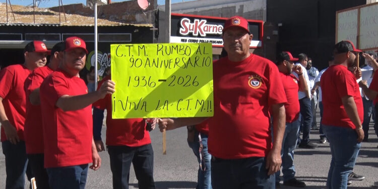 Trabajadores sindicalizados marchan en Delicias