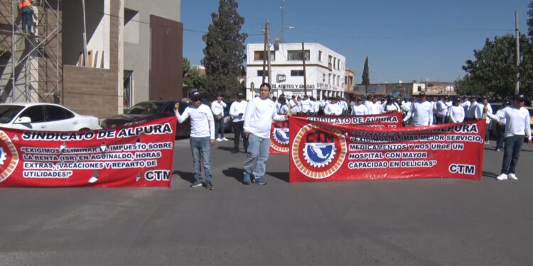 Trabajadores sindicalizados marchan en Delicias