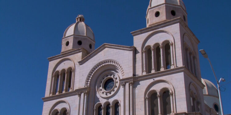 Indigna robo de arreglo floral en catedral de Cuauhtémoc