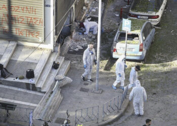 Muere mujer al explotarle b0mba que iba a dejar a fuera de un banco en Grecia