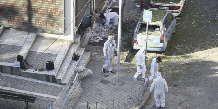 Muere mujer al explotarle b0mba que iba a dejar a fuera de un banco en Grecia