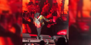 ¡Se fue de frente! Captan aparatosa caída de Alfredo Olivas durante concierto