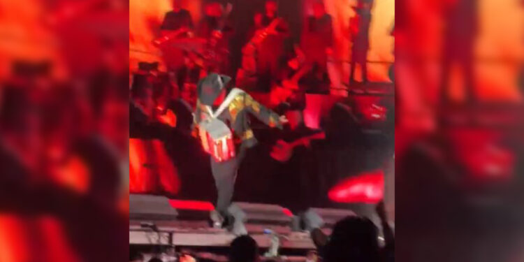 ¡Se fue de frente! Captan aparatosa caída de Alfredo Olivas durante concierto