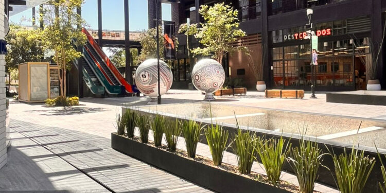 Exhiben Esferas Monumentales en Distrito Uno