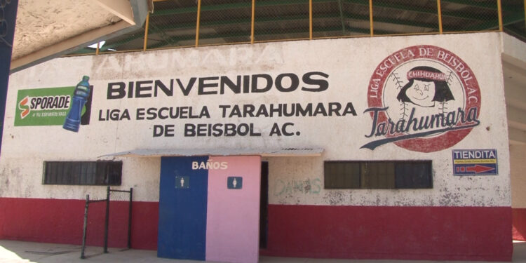Instalan sistema de agua en escuela de beisbol Tarahumara