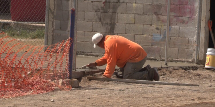 Instalan sistema de agua en escuela de beisbol Tarahumara